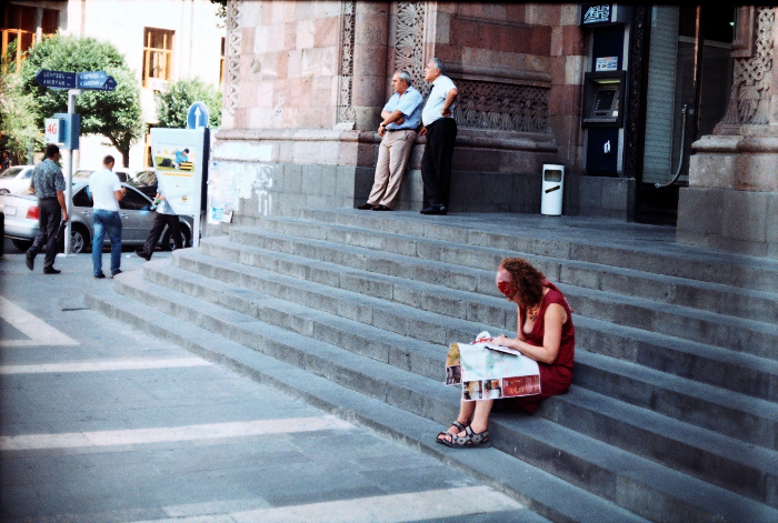 Երեւան, քաղաք, հանրապետության հրապարակ, աստիճանների վրա նստած մարդ կարդում է թերթ